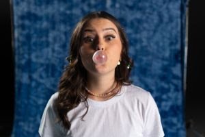 Em ritmo de bossa nova, Bia Jordão celebra a amizade em "isso é tão a gente :)"
