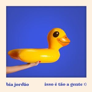 Em ritmo de bossa nova, Bia Jordão celebra a amizade em "isso é tão a gente :)" - imagem 3
