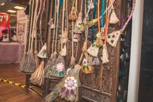 Mercado das Bruxas contará com limpeza mágica das bruxas, apresentações, palestras, vivências e expositores e