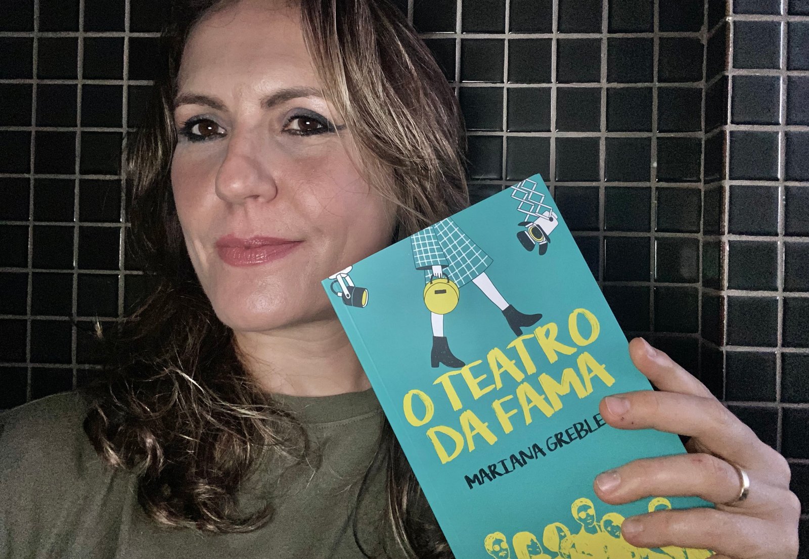 Nos bastidores da moda: jornalista retrata universo sem glamour, competitivo e desleal em livro de estreia