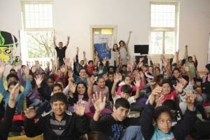 Projeto "Lê Pra Mim?" leva personalidades e artistas para escolas públicas da RMBH