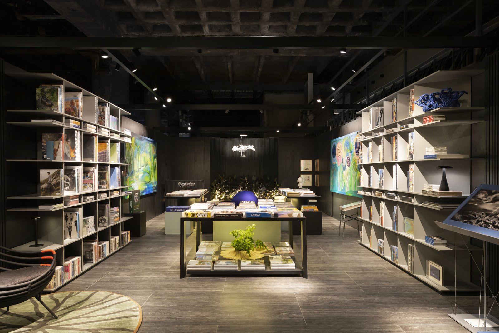 Com um clima intimista e obras de arte brasileiras, a livraria de Caru Cunha, Sílvia Camargo e Nana Cunha é - imagem 2