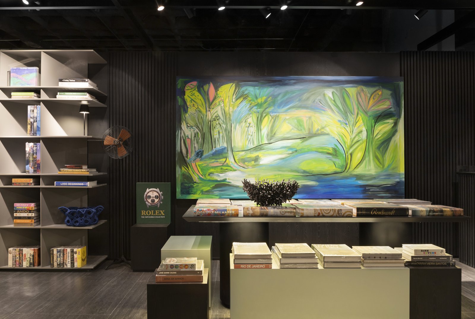 Com um clima intimista e obras de arte brasileiras, a livraria de Caru Cunha, Sílvia Camargo e Nana Cunha é - imagem 4