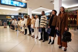 Jeans, metalizados e all black: confira as principais tendências de coleções outono inverno
