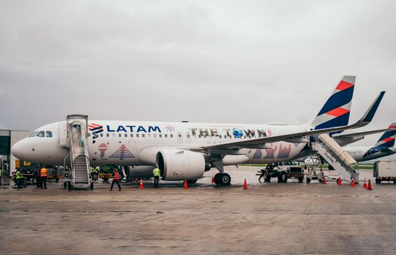 LATAM faz flashmob em pleno voo com uma das atrações do The Town 2023 - imagem 4