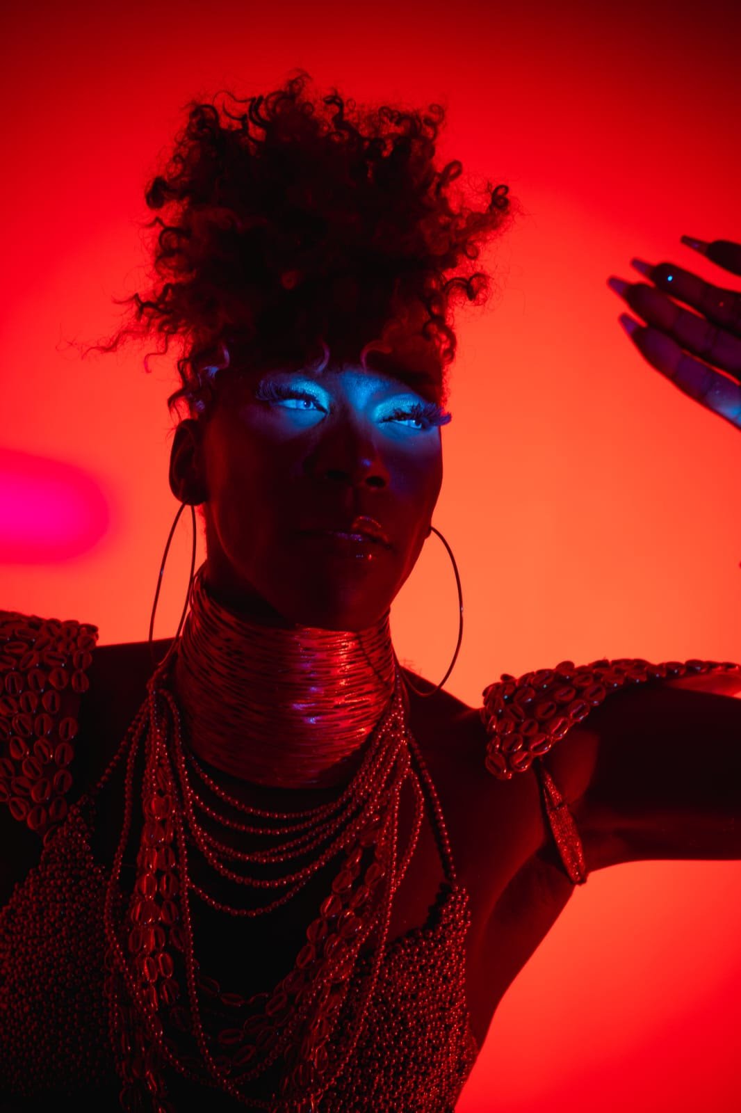 Leyllah Diva Black, artista drag queen, lança "SENCIENTE", uma canção pop sobre o poder transformador da