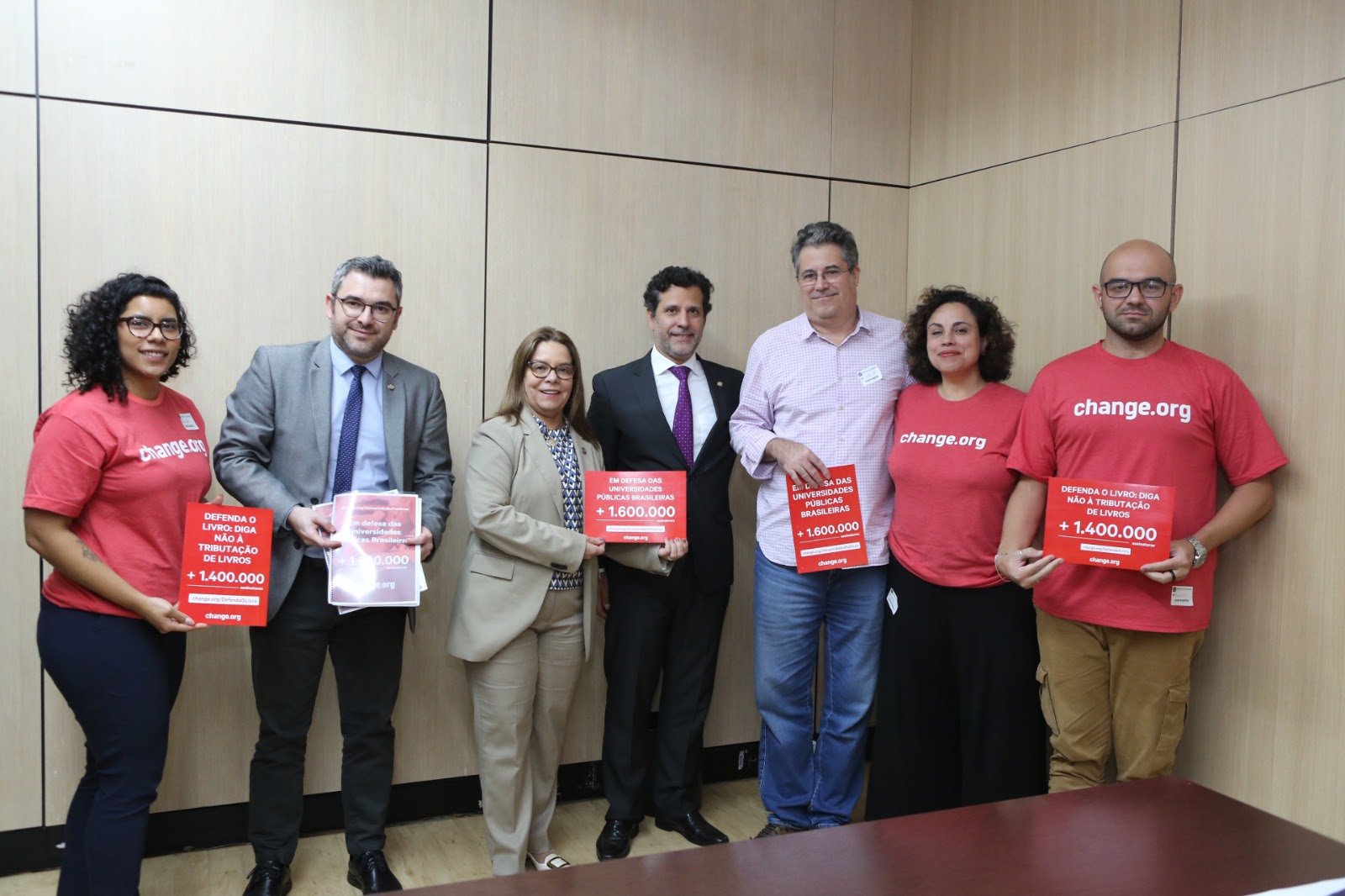 Ministério da Educação recebe petições com 3 milhões de assinaturas em defesa das universidades e dos livros - imagem 2