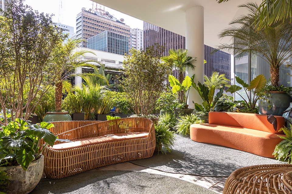 No Mirante Paulista, de Catê Poli e João Jadão para a CASACOR São Paulo, peças de design orgânico integram o - imagem 2