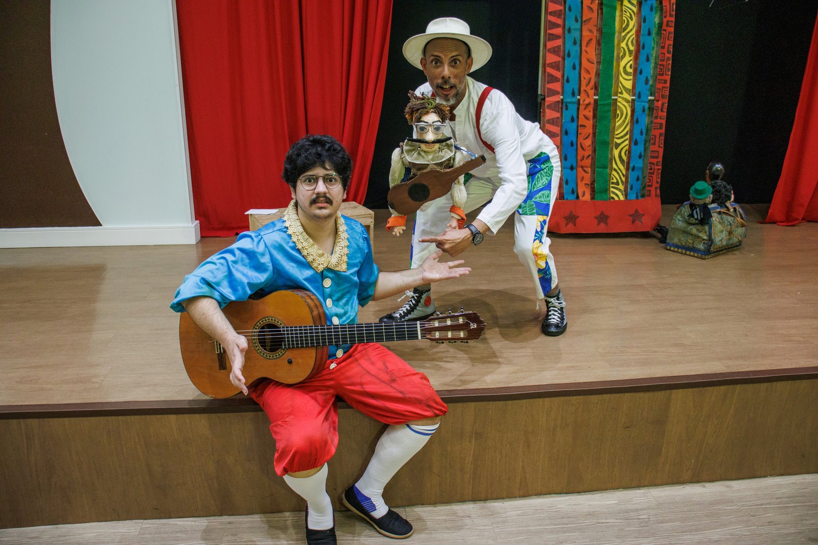 Teatro de bonecos no Londrina Norte Shopping ensina importância da educação e da cultura