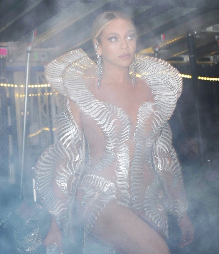 Beyoncé usa Tiffany & CO. Personalizado Durante Renaissance World Tour em Amsterdã - imagem 3
