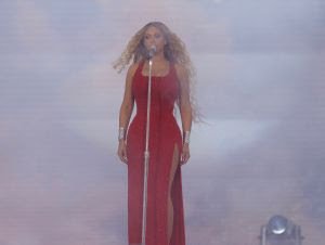 Beyoncé veste Ferragamo na turnê Mundial do Renaissance 2023