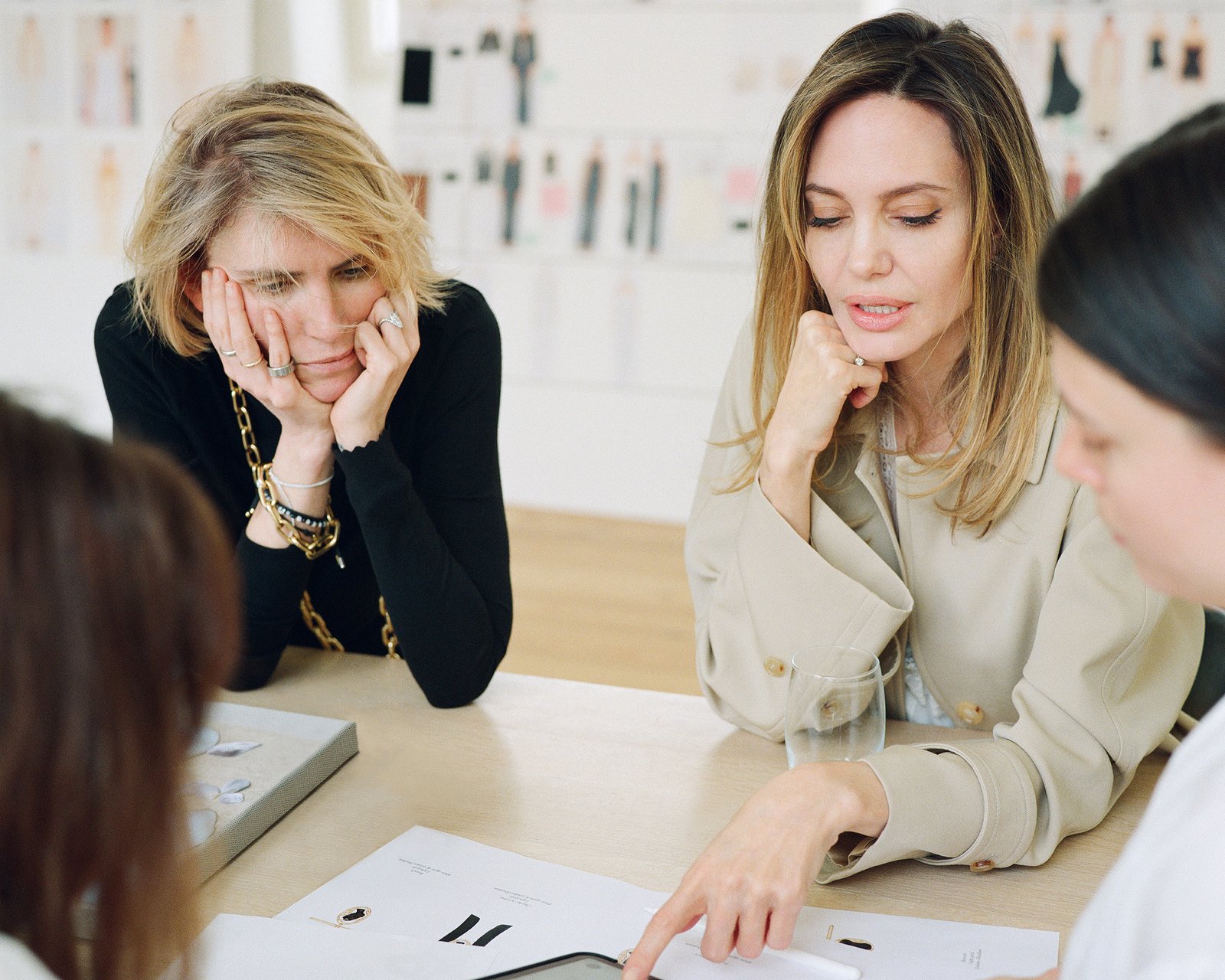 Chloé se torna a primeira colaboradora do Atelier Jolie, marca comandado pela atriz, cineasta e filantropa - imagem 2