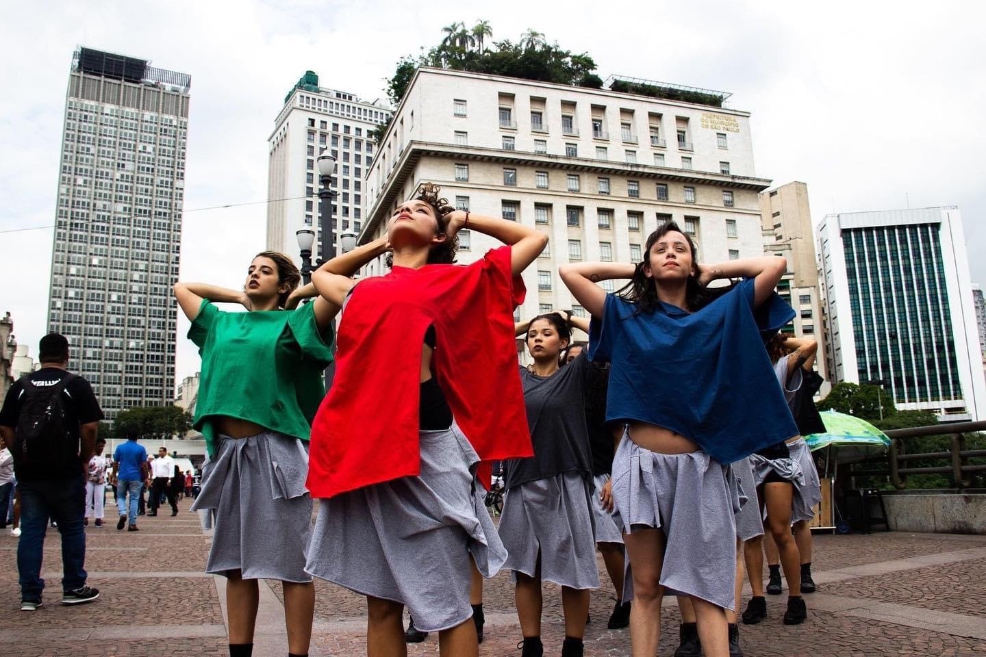 Dentre Nós Cia de Dança apresenta espetáculo com 12 mulheres em cena com foco minimalista