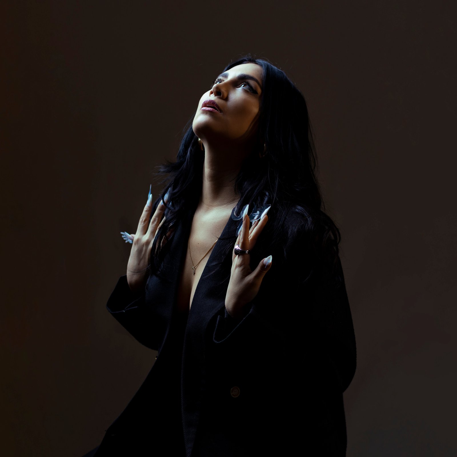 EM ÁLBUM DE ESTREIA, ALVA TRANSFORMA DOR EM ARTE