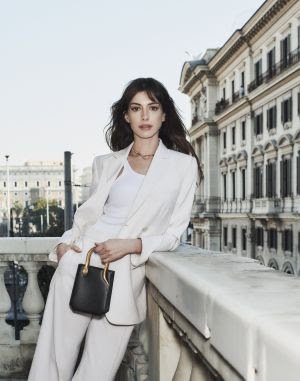 Embaixadora Global da Bulgari, Anne Hathaway, apresenta a coleção FW '23 de Artigos de Couro e Acessórios - imagem 3