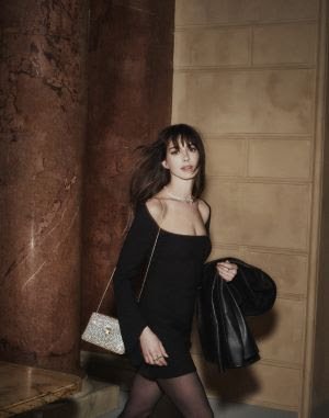 Embaixadora Global da Bulgari, Anne Hathaway, apresenta a coleção FW '23 de Artigos de Couro e Acessórios - imagem 5