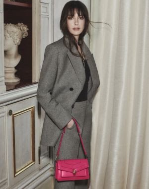 Embaixadora Global da Bulgari, Anne Hathaway, apresenta a coleção FW '23 de Artigos de Couro e Acessórios - imagem 6