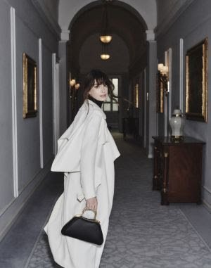 Embaixadora Global da Bulgari, Anne Hathaway, apresenta a coleção FW '23 de Artigos de Couro e Acessórios - imagem 7
