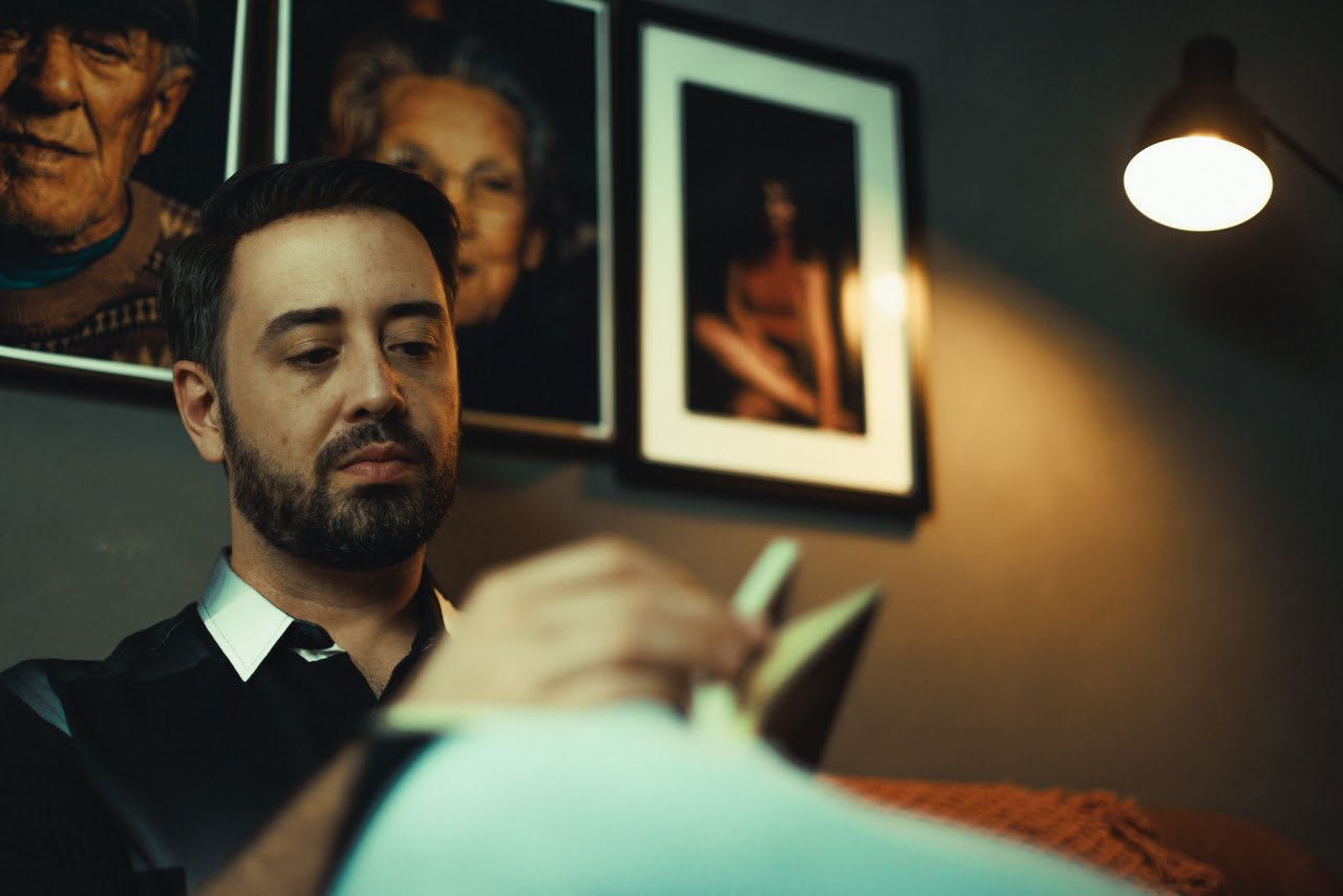 Intercalando drama e bom humor, novo livro do escritor LGBTQIAP+ Hugo Bessa traz história sobre reviravolta