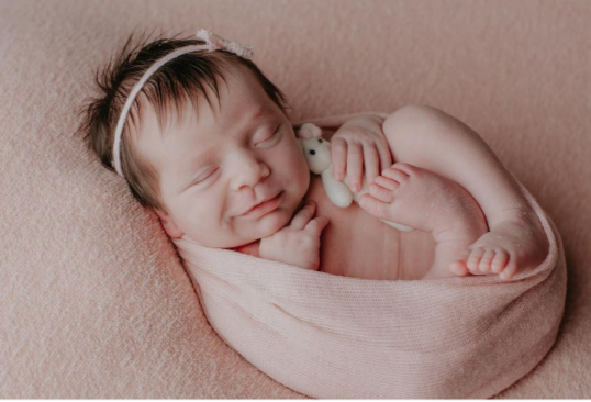 Julio Rocha e Karoline Kleine compartilham ensaio newborn da filha recém-nascida: "Cara do papai" - imagem 2