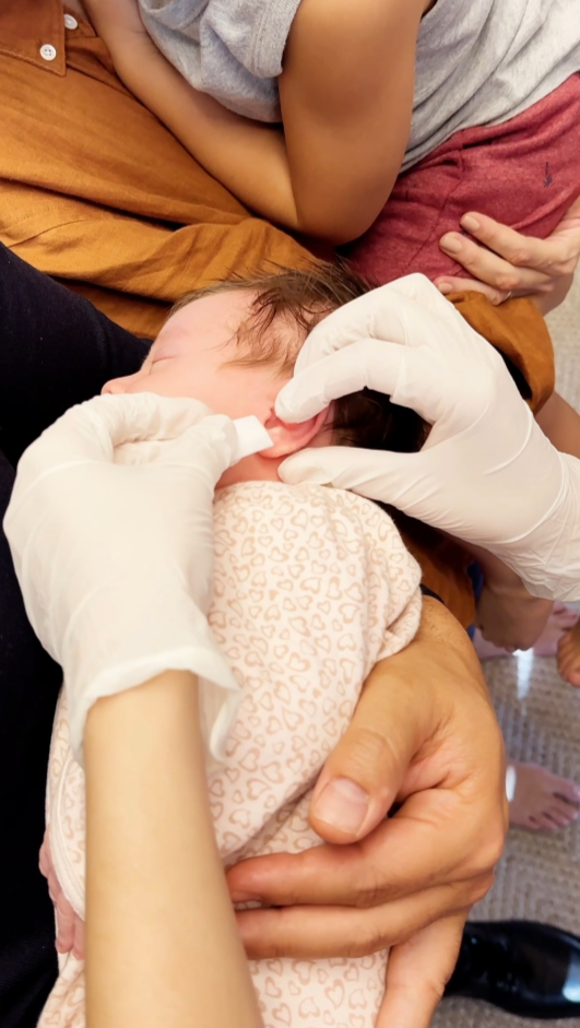 Julio Rocha e Karoline Kleine furam a orelha da filha e mostram imagens dela com brincos pela primeira vez - imagem 5