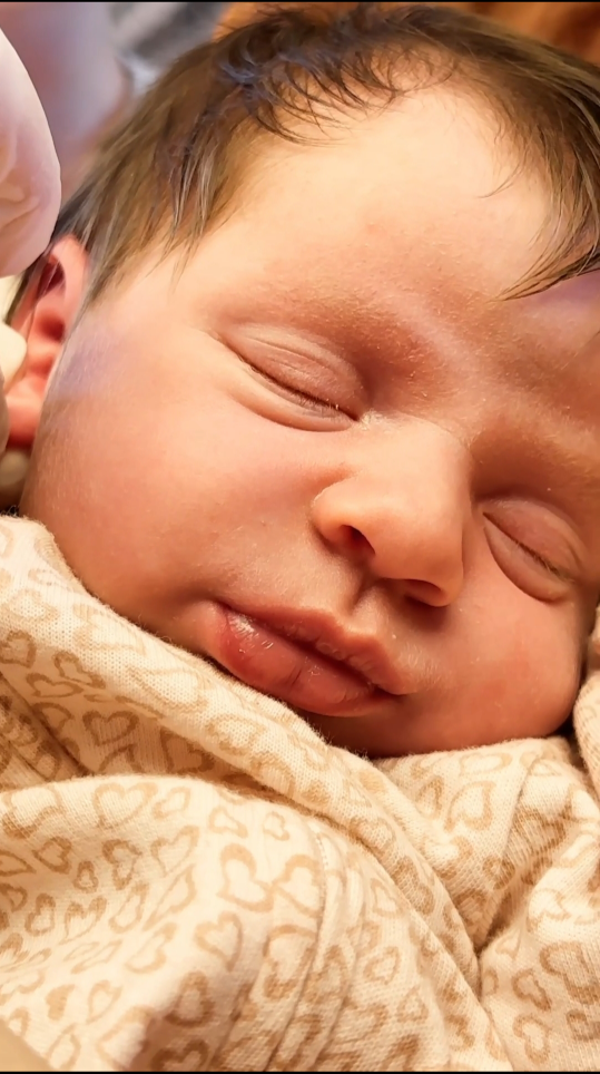 Julio Rocha e Karoline Kleine furam a orelha da filha e mostram imagens dela com brincos pela primeira vez - imagem 7