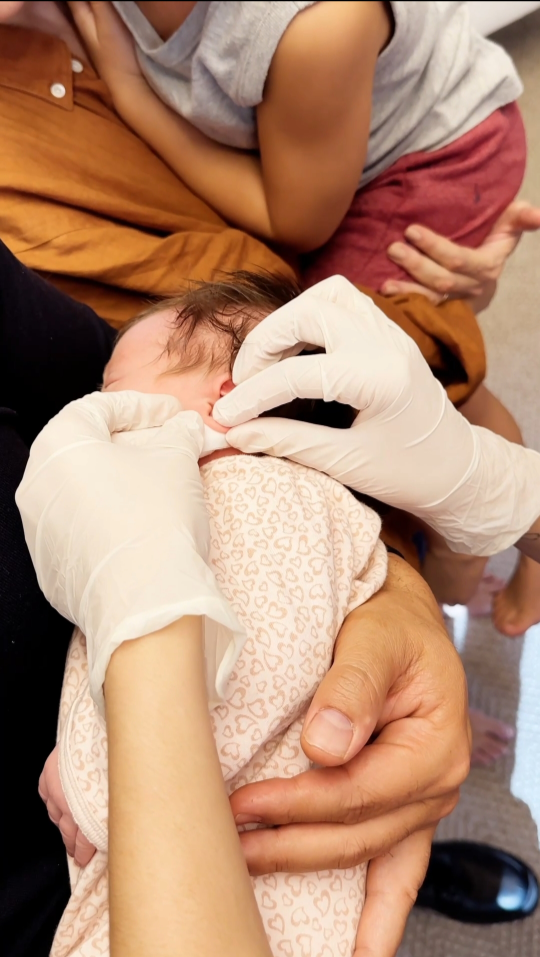 Julio Rocha e Karoline Kleine furam a orelha da filha e mostram imagens dela com brincos pela primeira vez - imagem 8