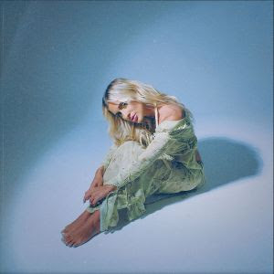 Mar.iana lança álbum de estreia: canções de amor e de mar