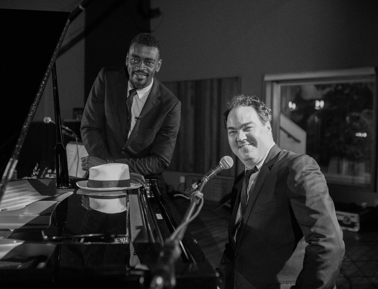 Seu Jorge e Daniel Jobim interpretam Tom Jobim, no palco da Vibra São Paulo - imagem 6
