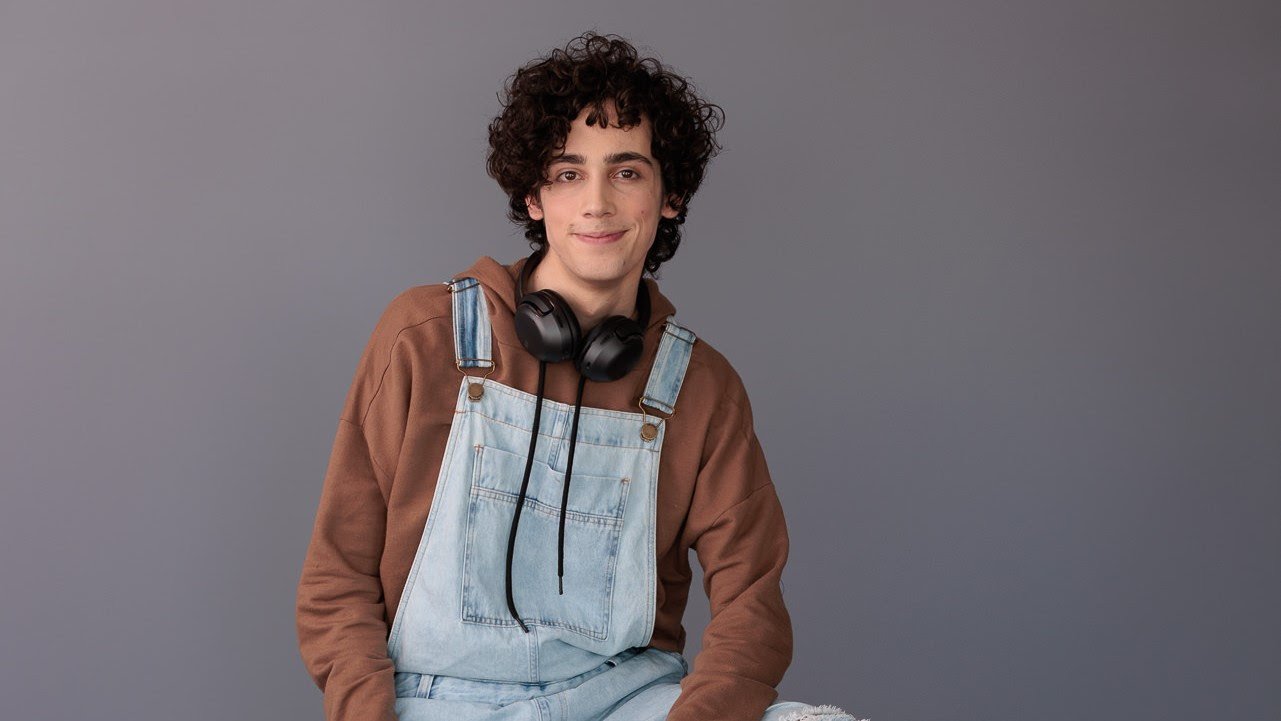 Ator descobre diagnóstico de espectro autista interpretando personagem com o transtorno em série da HBO Brasil