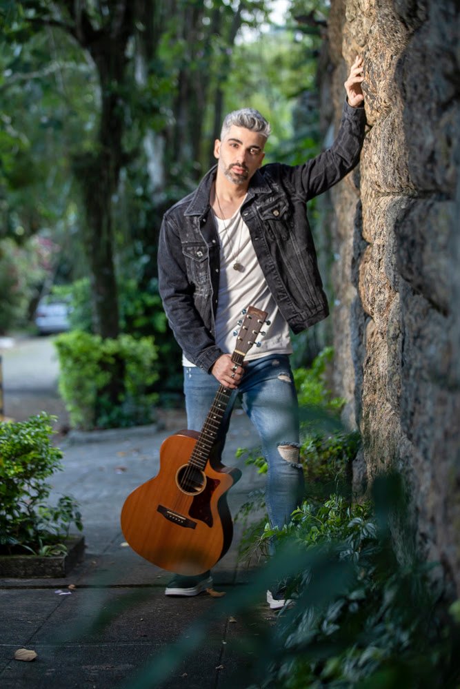 Bruno Bonatto, backing vocal do ‘The Voice Brasil’ e vocalista substituto do Roupa Nova, se destaca por