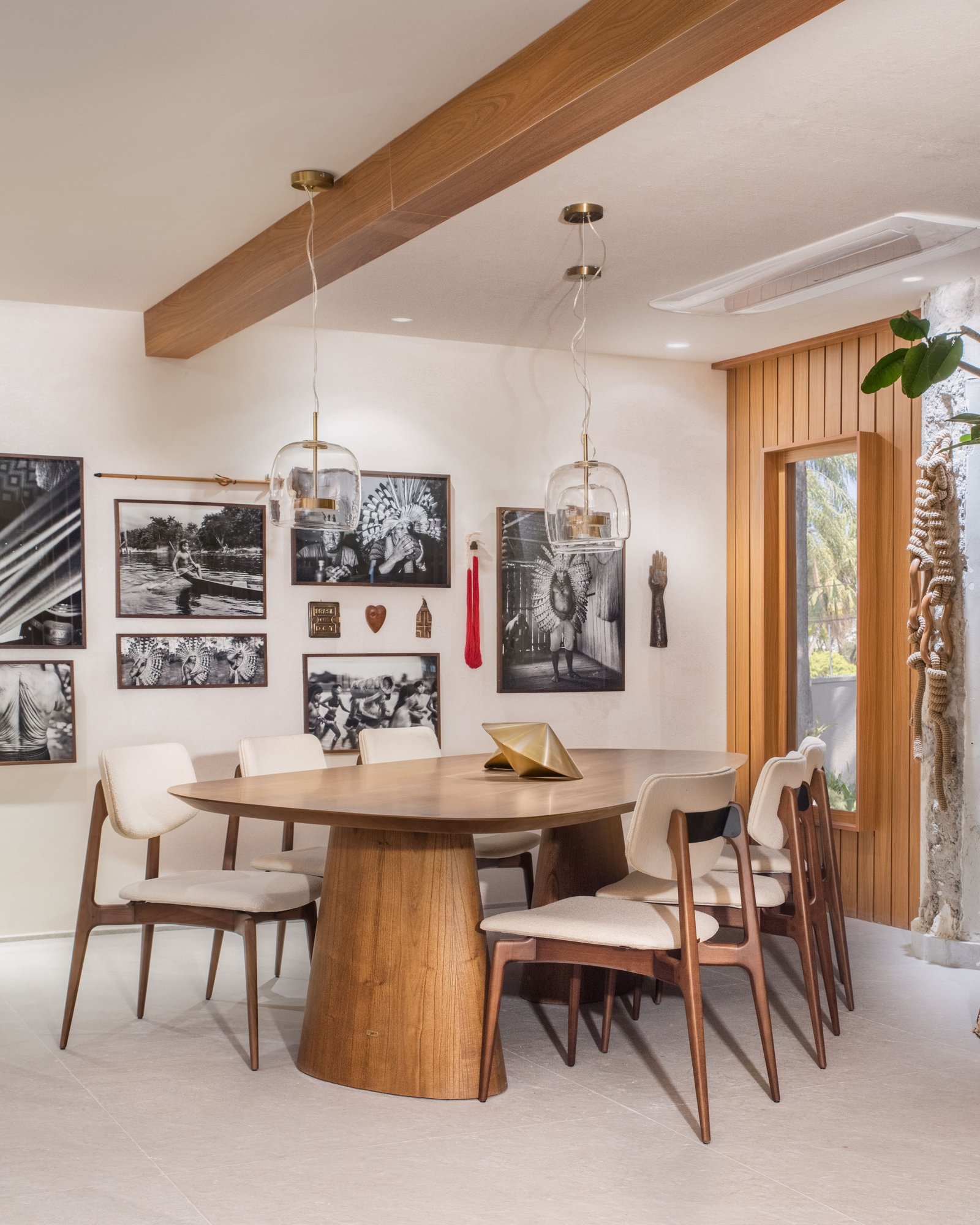 Gallery wall com fotografias da Cultura Indígena Brasileira pode ser apreciado durante a 36ª edição da