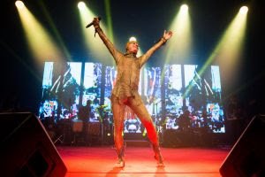 Ney Matogrosso apresenta o show "Bloco na Rua" em BH e ingressos estão prestes a esgotar
