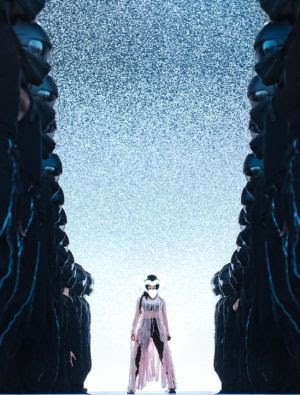 ROSALÍA encerra um ano de MOTOMAMI WORLD TOUR com a apresentação final no Lollapalooza Paris