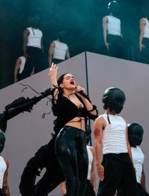 ROSALÍA encerra um ano de MOTOMAMI WORLD TOUR com a apresentação final no Lollapalooza Paris - imagem 2