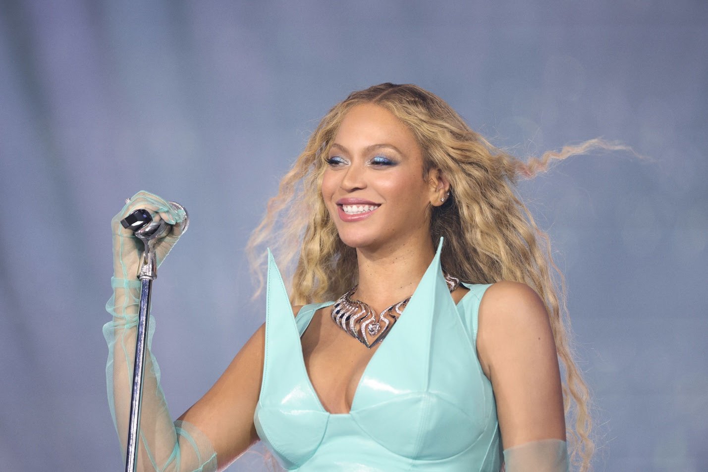 BEYONCÉ USA LOOK E JOIAS PERSONALIZADAS DA TIFFANY & CO. DURANTE APRESENTAÇÃO DA RENAISSANCE WORLD TOUR EM - imagem 3