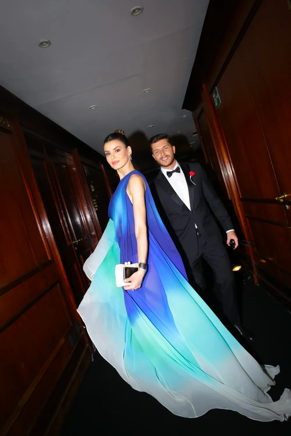 CAMILA QUEIROZ E KLEBBER TOLEDO USAM JOIAS TIFFANY & CO. PARA O BAILE DO COPA - imagem 2