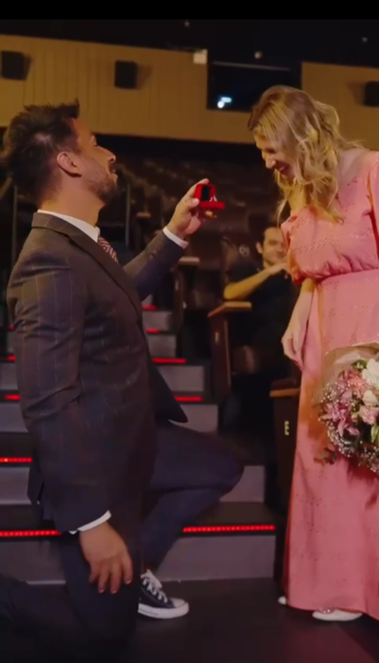 Julio Rocha surpreende Karoline Kleine e faz pedido de casamento no cinema - imagem 7
