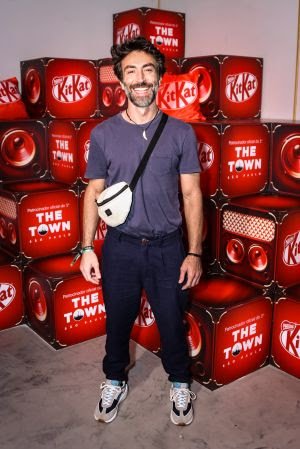 Celebridades curtem o feriado na terceira noite do The Town 2023 no lounge KITKAT®