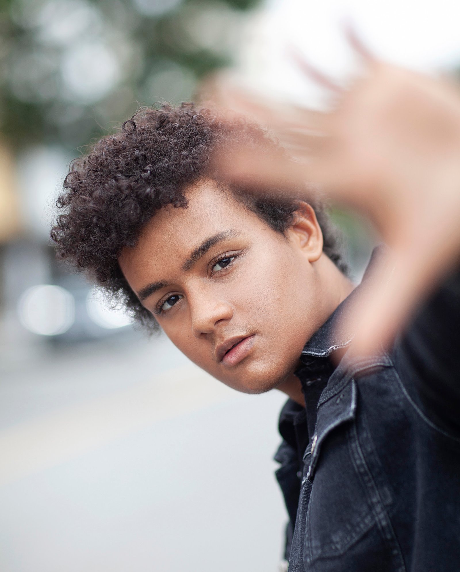 Lucas Deluti comemora papel e música na trilha sonora do primeiro dorama brasileiro, ‘Além do Guarda-Roupa’
