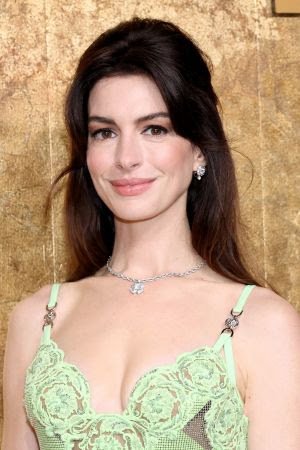 Anne Hathaway brilha com joias e acessórios Bulgari em Nova York - imagem 3