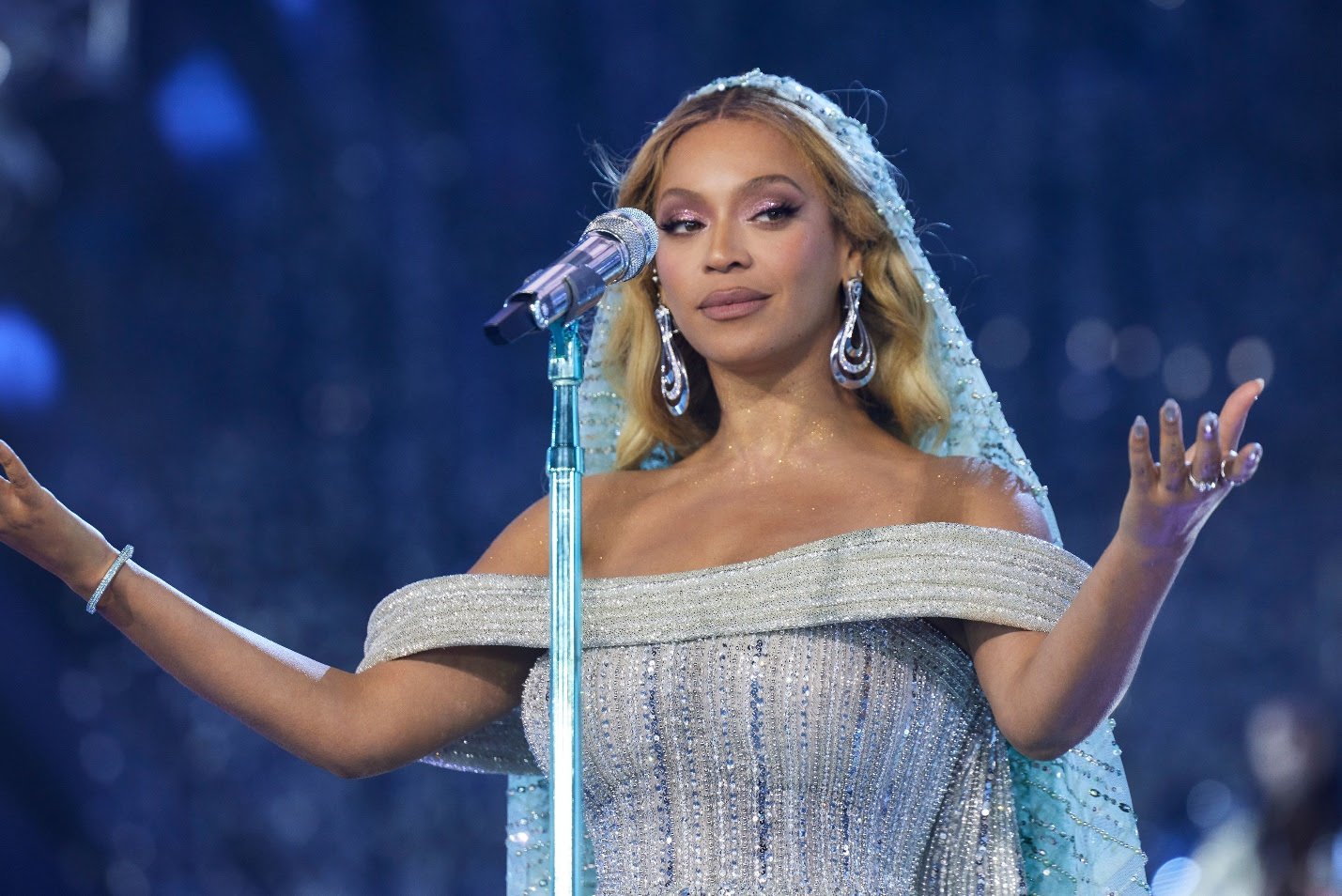 BEYONCÉ USA JOIAS DA TIFFANY & CO. DURANTE APRESENTAÇÃO DA RENAISSANCE WORLD TOUR EM DALLAS, TEXAS - imagem 2