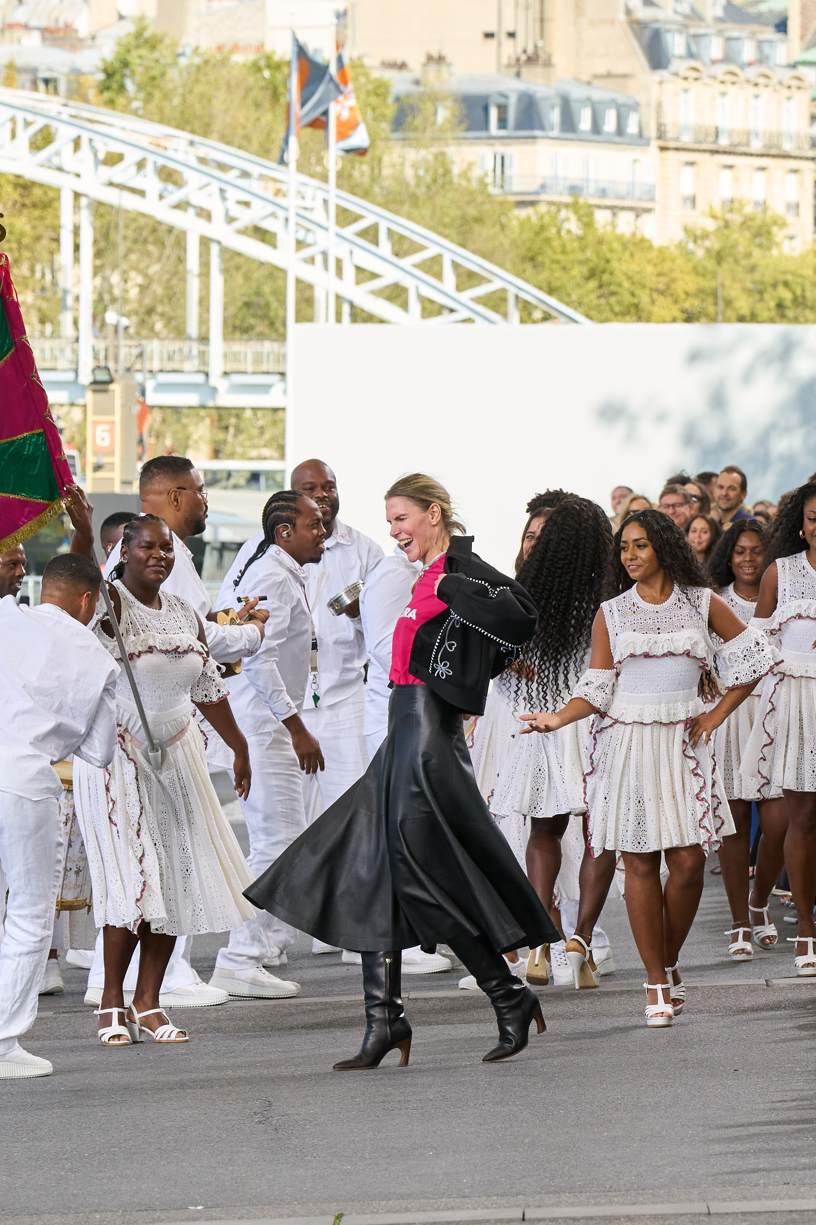 Chloé mixa flores, sustentabilidade e a bateria da Mangueira no desfile em Paris