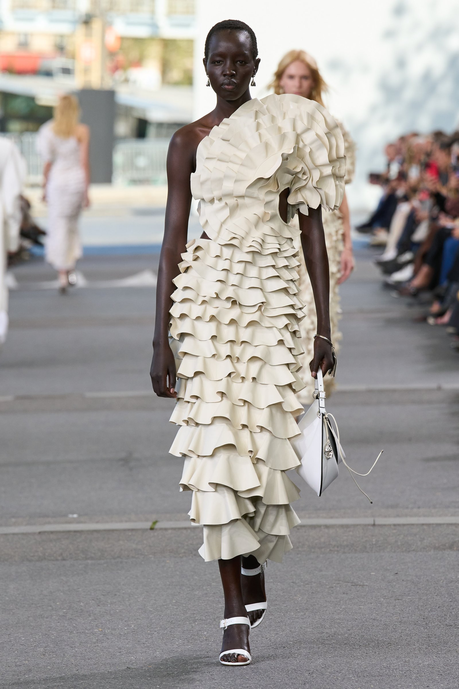 Chloé mixa flores, sustentabilidade e a bateria da Mangueira no desfile em Paris - imagem 2