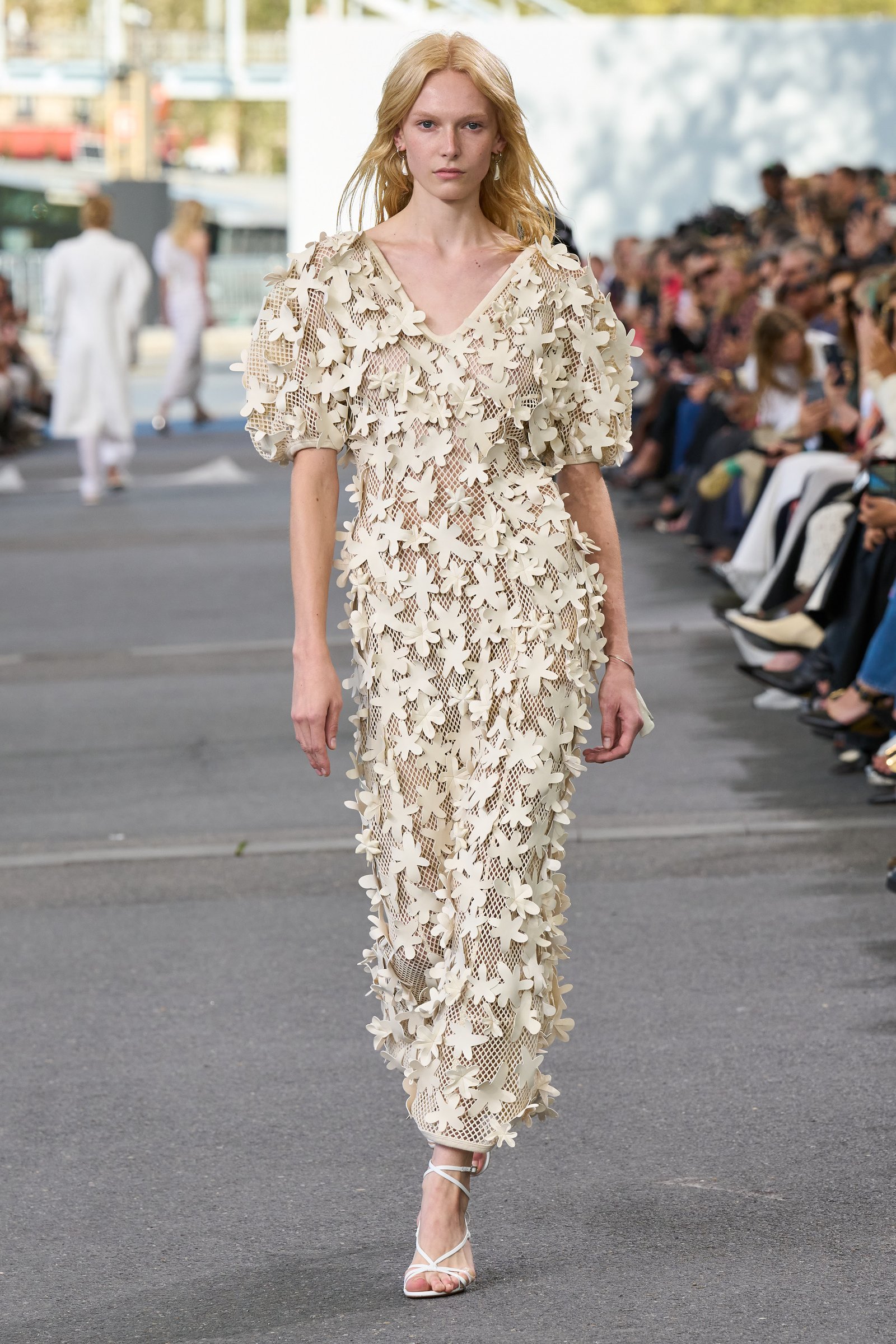 Chloé mixa flores, sustentabilidade e a bateria da Mangueira no desfile em Paris - imagem 3