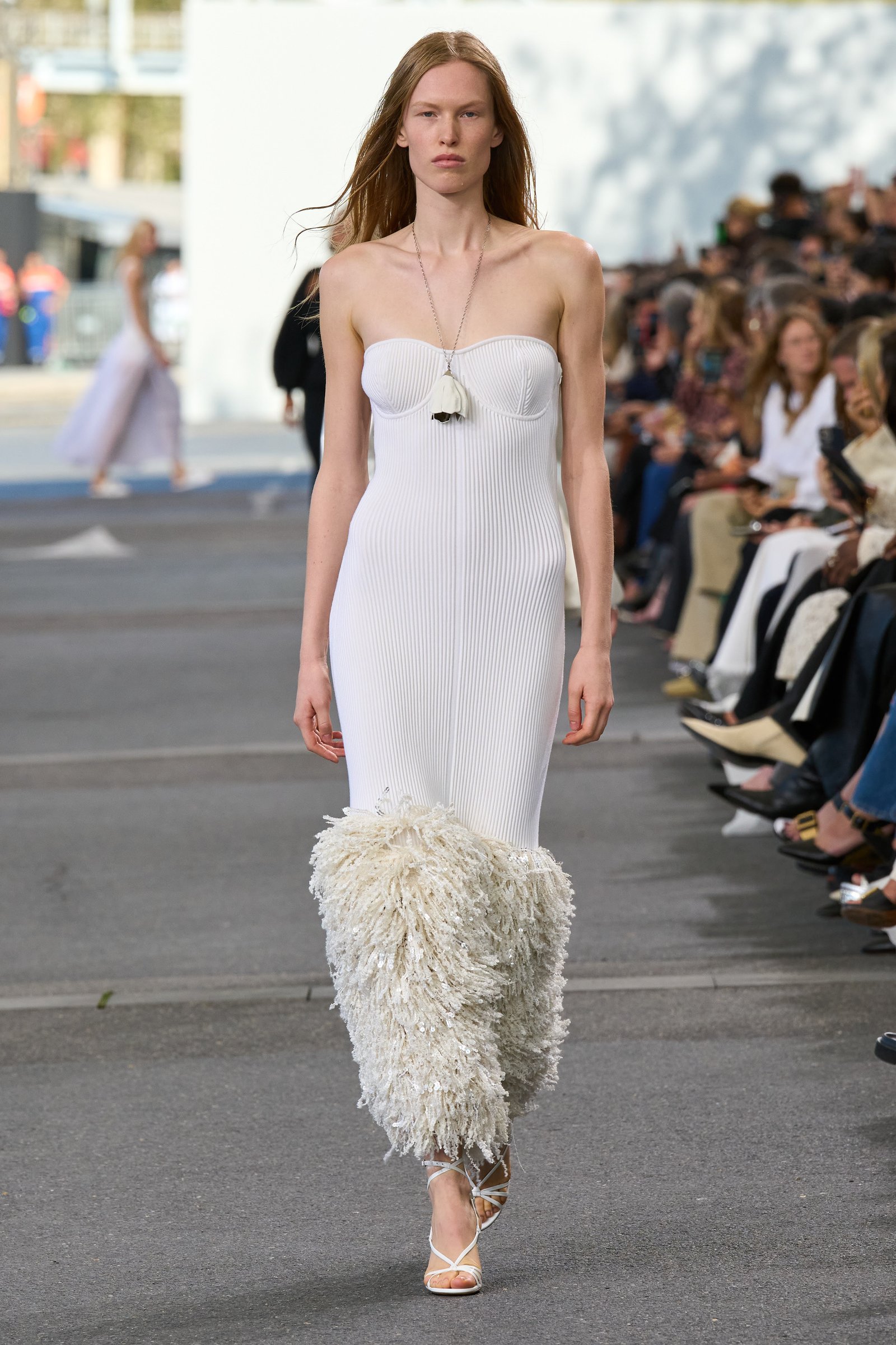 Chloé mixa flores, sustentabilidade e a bateria da Mangueira no desfile em Paris - imagem 4