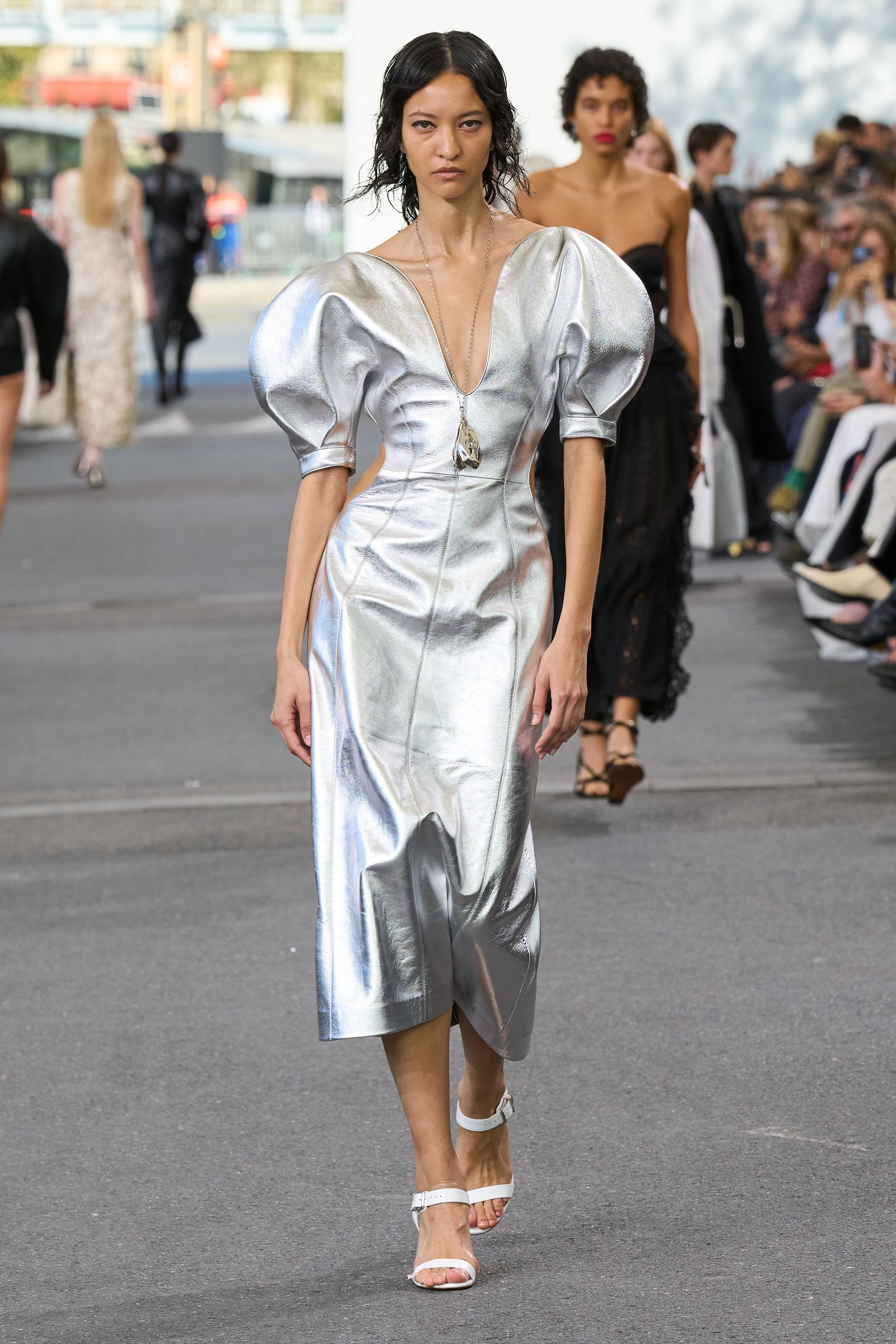 Chloé mixa flores, sustentabilidade e a bateria da Mangueira no desfile em Paris - imagem 5