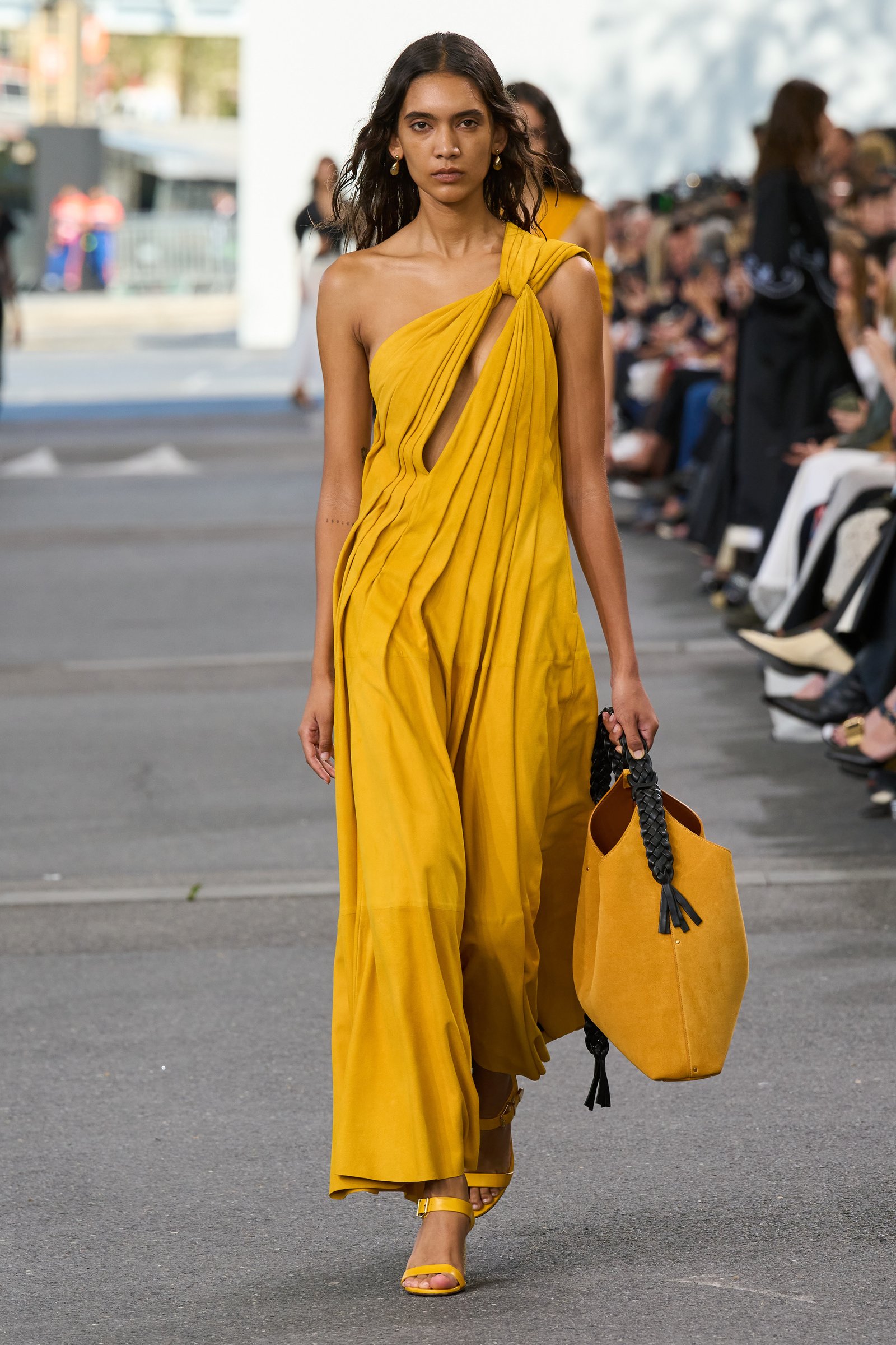 Chloé mixa flores, sustentabilidade e a bateria da Mangueira no desfile em Paris - imagem 6