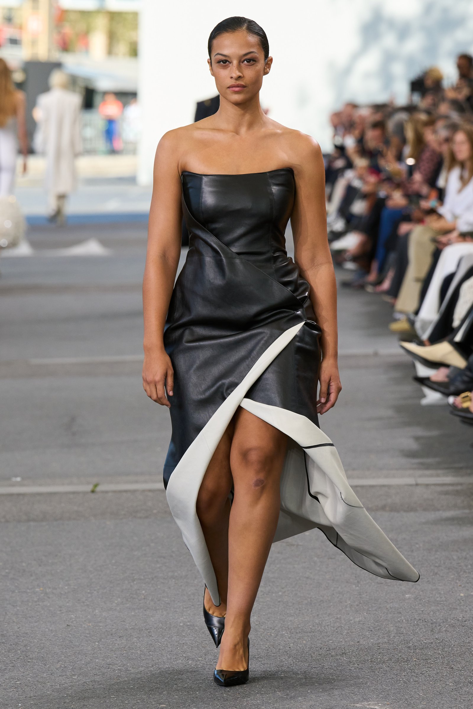 Chloé mixa flores, sustentabilidade e a bateria da Mangueira no desfile em Paris - imagem 7
