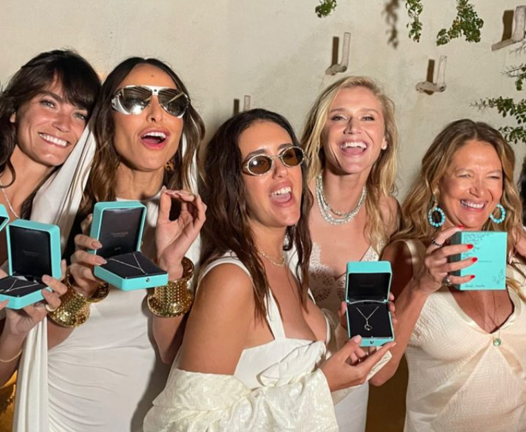 Madrinhas do casamento de Celina & Ronaldo recebem presente Tiffany & Co. - imagem 2